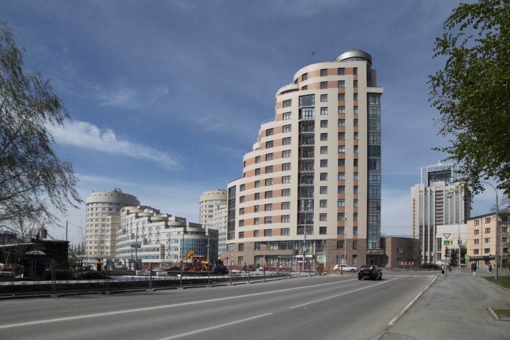 Многоэтажный жилой дом  по ул. Николая Никонова, 4 в г. Екатеринбурге.