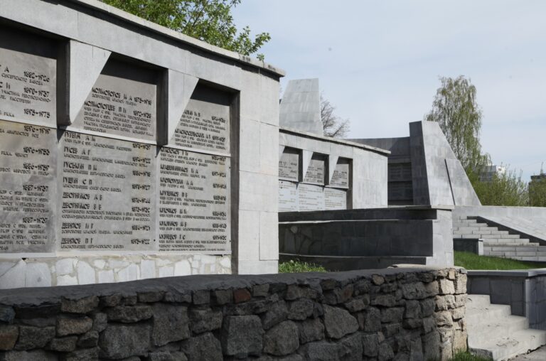obsh-monument komunaram (1)