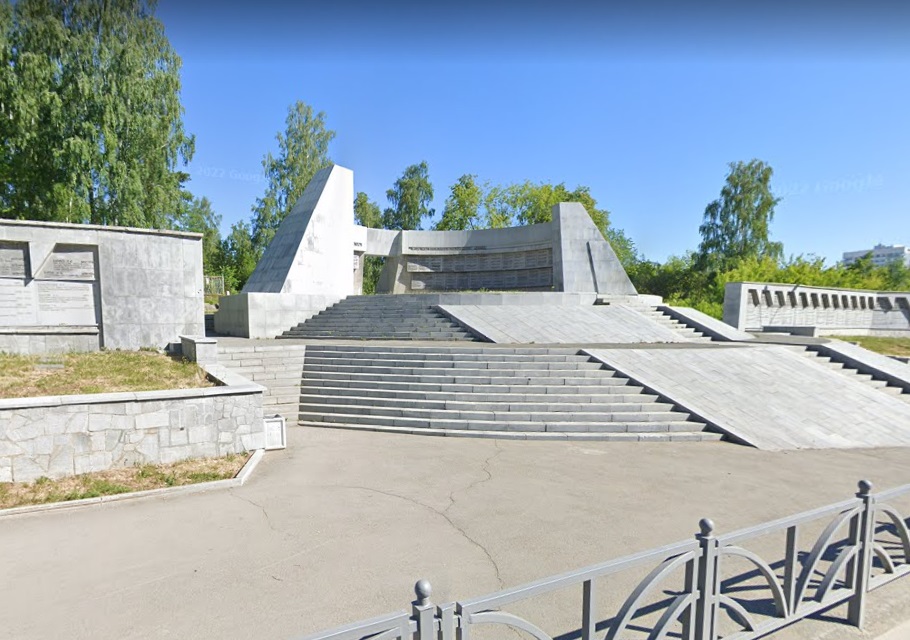 Монумент Коммунарам на Ивановском кладбище в г. Свердловске.
